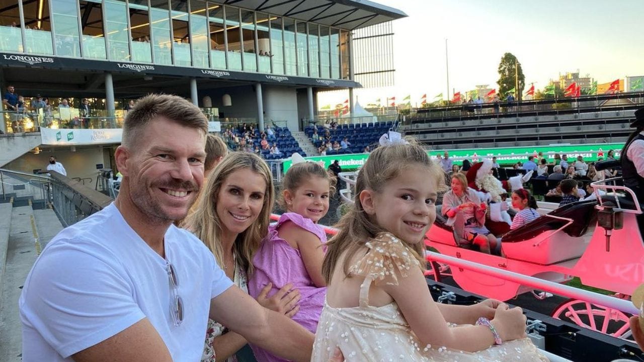 એવા ક્રિકેટરો છે જે સોશિયલ મીડિયા પર ખૂબ જ એક્ટિવ રહે છે. તેની પત્નીનું નામ કેન્ડિસ વોર્નર છે. કેન્ડિસ હંમેશા વોર્નરને સપોર્ટ કરતી રહે છે. વોર્નર ઈંગ્લેન્ડના પ્રવાસે હતો ત્યારે બંનેની મુલાકાત થઈ હતી. આ પછી બંને એકબીજાને ટ્વિટર પર વાત કરવા લાગ્યા. આ કારણે બંને એકબીજાને ડેટ કરવા લાગ્યા.