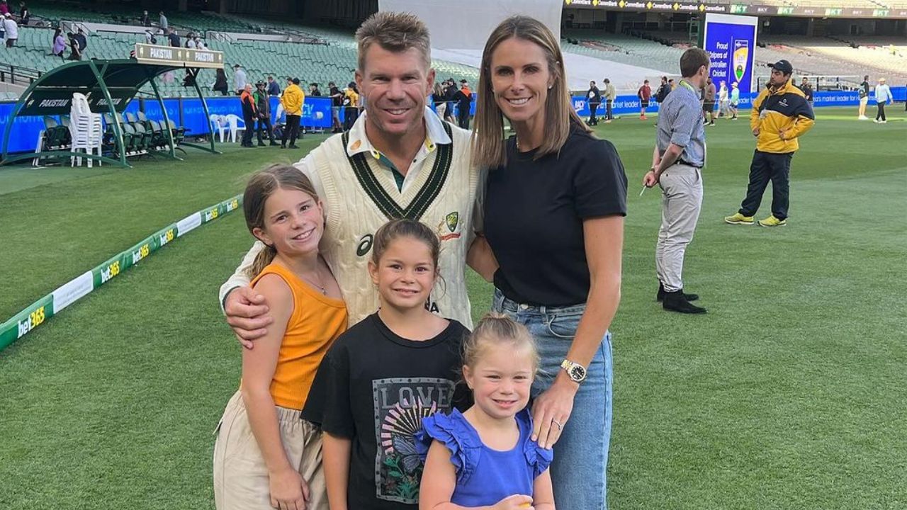 વોર્નર હંમેશા તેની પુત્રીઓ સાથે ડાન્સ કરતા અને મસ્તી કરતા ફોટા અને વીડિયો શેર કરે છે. તેને ભારતીય ફિલ્મો ખૂબ જ પસંદ છે. ક્યારેક તે બોલિવૂડ ફિલ્મોના ગીતો પર ડાન્સ કરતી વખતે તો ક્યારેક ડાયલોગ બોલતી વખતે વીડિયો શેર કરતી રહે છે. જે ચાહકોને ખુબ જ પસંદ આવતો હોય છે.