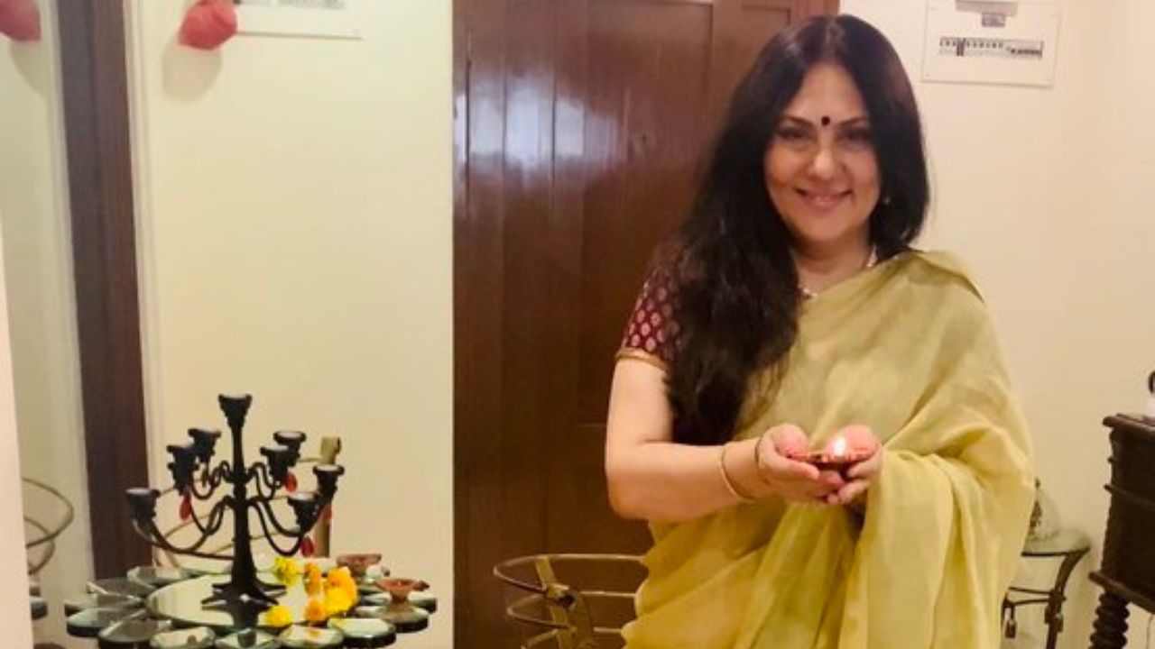 દીપિકા ચિખલિયા ટોપીવાલા એક ભારતીય અભિનેત્રી અને રાજકારણી છે જે રામાનંદ સાગરની 1987ની ટેલિવિઝન સિરીયલ રામાયણમાં સીતાની ભૂમિકા ભજવવા માટે જાણીતી છે.તેની પ્રથમ ફિલ્મ સુન મેરી લૈલા (1983), રાજ કિરણની સાથે અને રાજેશ ખન્ના સાથેની ત્રણ હિન્દી ફિલ્મો માટે પણ જાણીતી હતી,  મામૂટી સાથે એક મલયાલમ ફિલ્મ તેમજ કન્નડ હિટ ફિલ્મો આપી હતી. અને એક બંગાળી હિટ ફિલ્મ પણ આપી છે, તેમજ દીપિકા ચિખલીયાએ એક ગુજરાતી ફિલ્મ જોડે રે જોમાં પણ ભૂમિકા ભજવી છે.