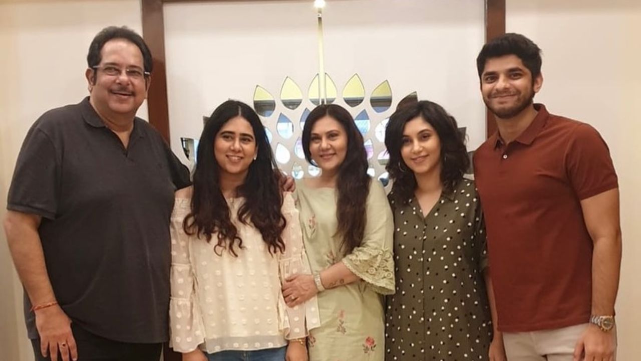 દીપિકાએ 1991માં ગુજરાતી બિઝનેસમેન હેમંત ટોપીવાલા સાથે લગ્ન કર્યા હતા. લગ્ન બાદ તેમને 2 દીકરીઓ છે. તેની બંને દીકરીઓ ખૂબ જ ગ્લેમરસ અને સુંદર છે. દીપિકાની સુંદરતા 58 વર્ષ પણ યંગ અભિનેત્રીઓને ટક્કર આપે તેવી છે.