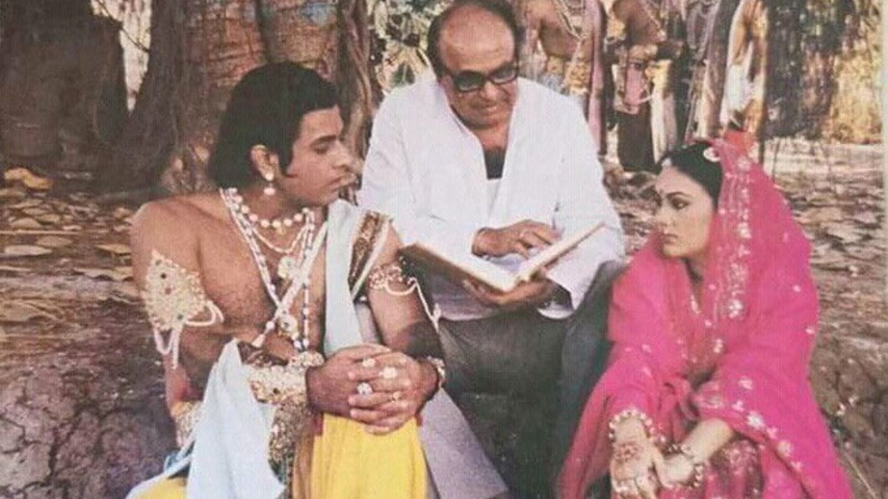  સીતાનું પાત્ર ભજવ્યા બાદ દીપિકાને દરેક ઘરમાં એક ખાસ ઓળખ મળી છે. દીપિકા આજે પણ ચાહકોમાં ખૂબ જ લોકપ્રિય છે. દીપિકા સોશિયલ મીડિયા પર પણ ઘણી એક્ટિવ રહે છે.