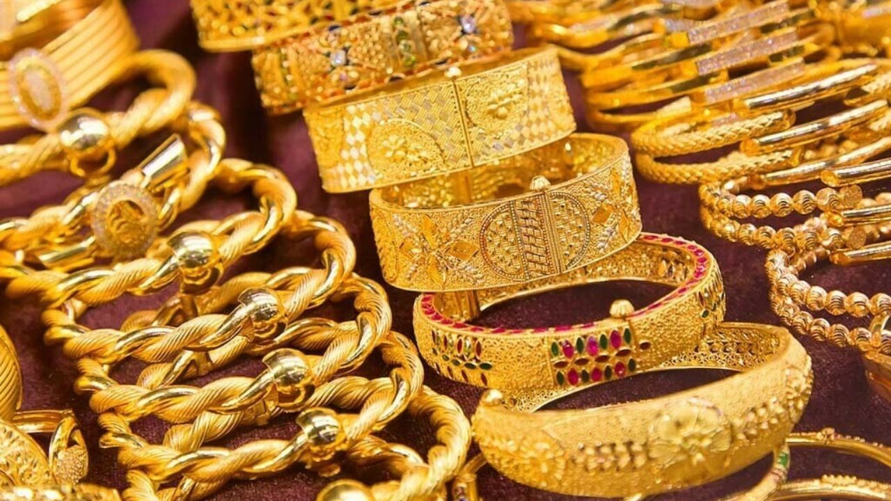 મુંબઈમાં 22 કેરેટ સોનાના ભાવ 57,700 રૂપિયા છે અને 24 કેરેટ સોનાનો ભાવ 62,950 રૂપિયા પ્રતિ 10 ગ્રામ છે. ચેન્નાઈમાં 22 કેરેટ સોનું 58,300 રૂપિયા પ્રતિ 10 ગ્રામ હતું. ચેન્નાઈમાં 24 કેરેટ સોનાના ભાવ 63,600 રૂપિયા પ્રતિ 10 ગ્રામ છે.