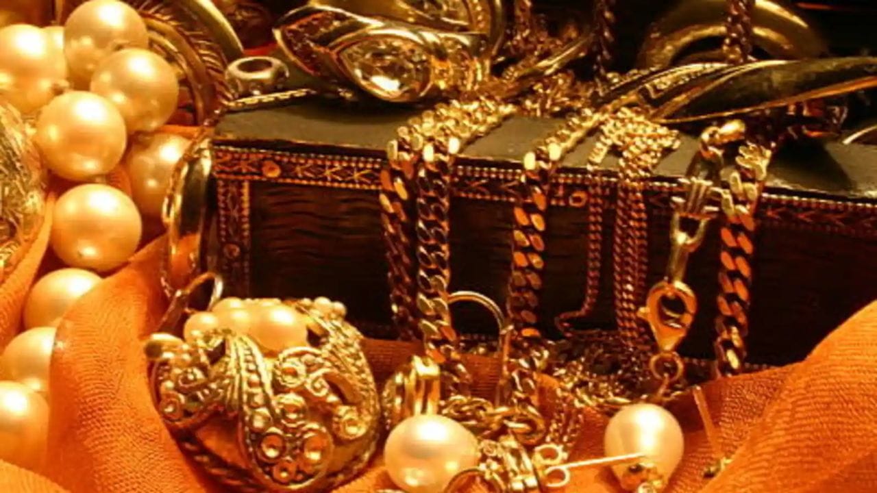 જો અપરિણીત મહિલા 250 ગ્રામ સુધીનું સોનું પોતાની સાથે રાખી શકે છે. જ્યારે પુરુષોને માત્ર 100 ગ્રામ સોનું રાખવાની છૂટ છે.