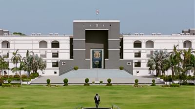 કોરોનામાં વાલી ગુમાવનાર અરજદારને રાહત, મકાનની જપ્તી પર હાઈકોર્ટે લગાવી રોક કોરોનામાં વાલી ગુમાવનાર અરજદારને રાહત, મકાનની જપ્તી પર હાઈકોર્ટે લગાવી રોક