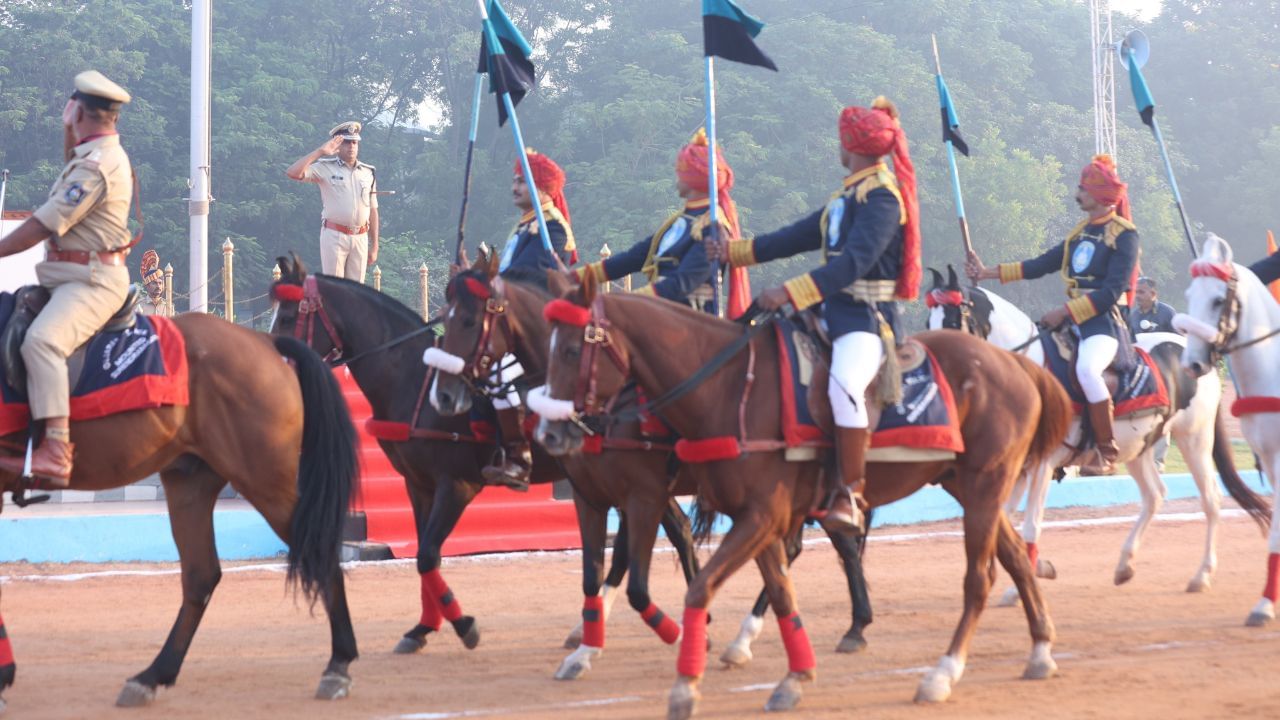 આ માટે રાજ્ય સરકારે અશ્વની ખરીદી માટેની પ્રક્રિયા શરુ કરી છે. આ માટે 70 ઘોડાની ખરીદી કરવામાં આવનાર છે. આ માટેનું ટેન્ડર પણ ગુજરાત પોલીસે બહાર પાડ્યુ છે.