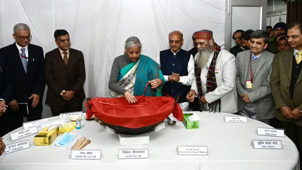 રાયસીના હિલ્સ પર નોર્થ બ્લોકમાં સ્થિત નાણા મંત્રાલયમાં આયોજિત હલવા સમારોહ સાથે, 2024 નું વચગાળાનું બજેટ તૈયાર કરવાની કવાયત શરૂ થઈ ગઈ છે. 1 ફેબ્રુઆરી, 2024 ના રોજ બજેટ રજૂ થાય ત્યાં સુધી, નાણા મંત્રાલયના 100 થી વધુ કર્મચારીઓ નાણા મંત્રાલયમાં બંધ રહેશે અને તેમને બજેટની રજૂઆત પછી જ બહાર જવા દેવામાં આવશે.