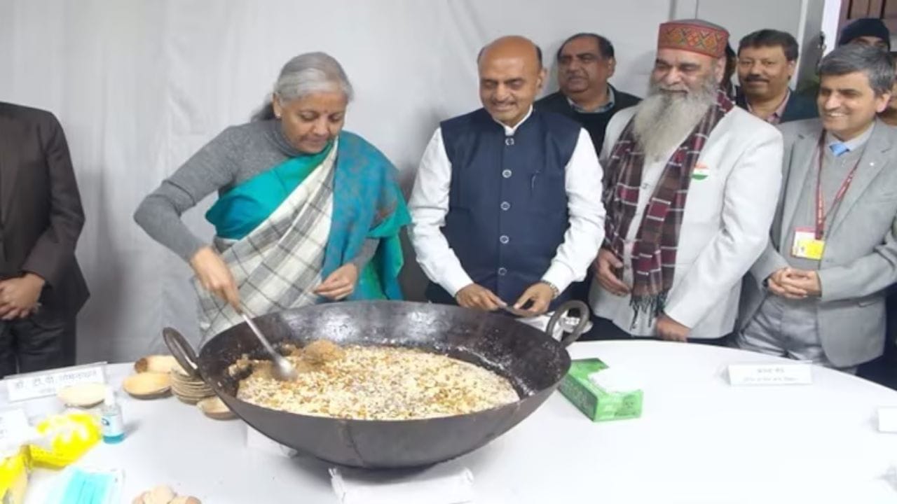 હલવા સેરેમની પાછળની માન્યતા છે કે કોઈ પણ શુભ કાર્ય કરતા પહેલા કંઈક મીઠું ખાવુ જોઈએ. ભારતીય પરંપરામાં હલવો ખૂબ જ શુભ માનવામાં આવે છે. આ જ કારણ છે કે બજેટ દસ્તાવેજની પ્રિન્ટિંગ પહેલા આ સેરેમનીનું આયોજન કરવામાં આવે છે.