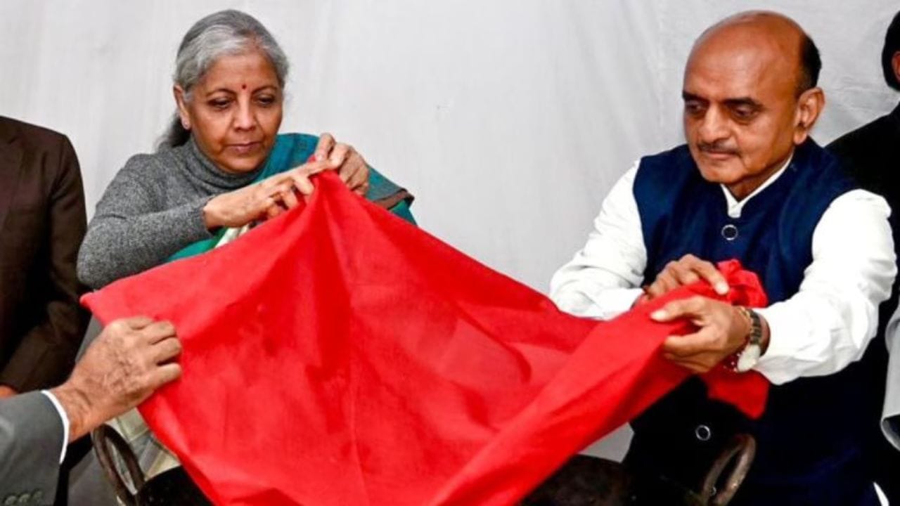  બજેટ રજૂ ન થાય ત્યાં સુધી નાણા મંત્રાલયના કર્મચારીઓને ઘરે જવા પર પ્રતિબંધ હોય છે.