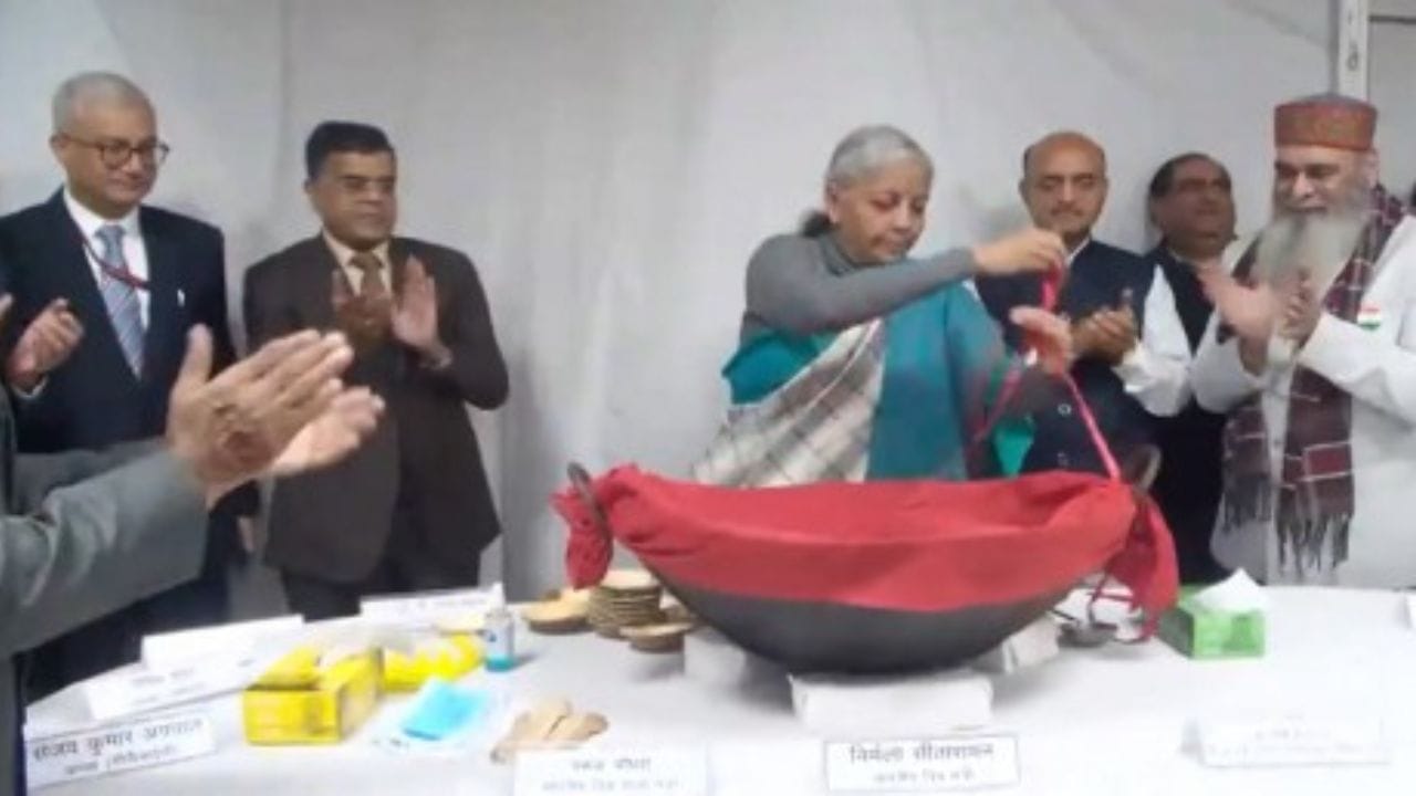 છેલ્લા ત્રણ વર્ષના બજેટની જેમ આ વર્ષે પણ વચગાળાનું બજેટ 2024 પેપરલેસ હશે. તે 1 ફેબ્રુઆરી, 2024 ના રોજ રજૂ કરવામાં આવશે. નાણા મંત્રાલયે કહ્યું કે વાર્ષિક નાણાકીય નિવેદન, અનુદાનની માંગ અને નાણાં બિલ સહિત તમામ બજેટ દસ્તાવેજો કેન્દ્રીય બજેટ મોબાઇલ એપ્લિકેશનમાં હશે. નાણામંત્રીનું બજેટ ભાષણ પૂરું થયા પછી, તે એન્ડ્રોઇડ અને iOS બંને પ્લેટફોર્મ પર 'યુનિયન બજેટ મોબાઇલ એપ' પર ઉપલબ્ધ થશે.