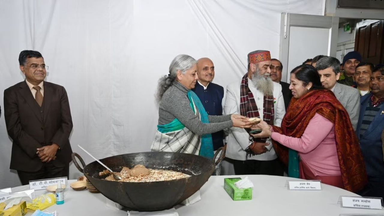 હલવા સેરેમની દરમિયાન નાણા મંત્રી નિર્મલા સીતારમણ, નાણા રાજ્ય મંત્રી ભગવત કરાડ અને નાણા મંત્રાલયના ઉચ્ચ અધિકારીઓ હાજર હતા. નાણામંત્રી સીતારમણે તેમના હાથમાંથી હલવો લીધો અને હાજર તમામ લોકોને વહેંચ્યો.