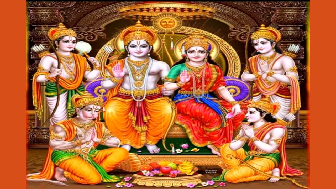 રામ દરબાર : લિવિંગ રૂમમાં ભગવાન શ્રી રામ દરબારનો ફોટો લગાવવો જોઈએ. ભગવાન શ્રી રામના ચરણોમાં હનુમાનજી બિરાજમાન છે. આ સિવાય તમે પંચમુખી હનુમાનજીની તસવીર, પર્વતને ઉપાડતા હનુમાનજીની તસવીર પણ લગાવી શકો છો. રામ દરબારથી મનુષ્યના જીવનની તમામ તકલીફો દૂર થાય છે.