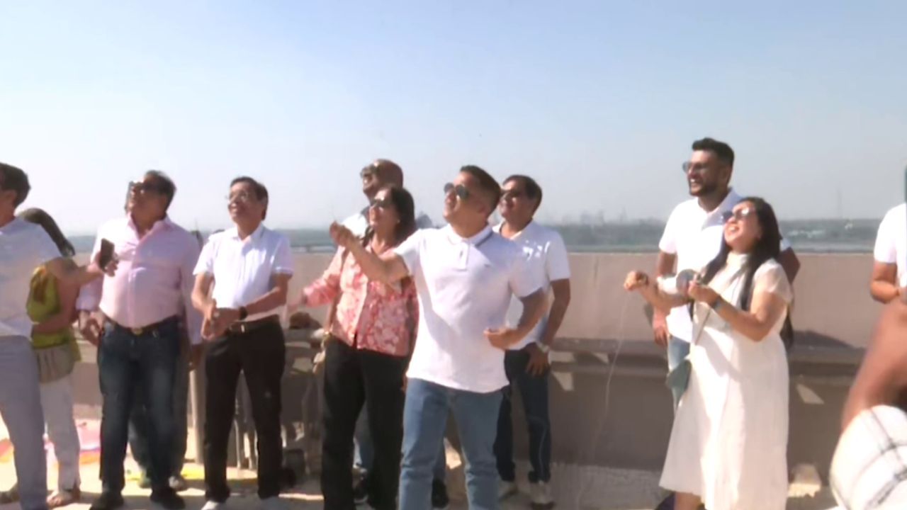 તો ગૃહ રાજ્યપ્રધાન હર્ષ સંઘવીએ કાર્યકરો સાથે સુરતમાં પતંગ ઉડાડી. હર્ષ સંઘવીએ કહ્યું કે લોકસભાની ચૂંટણીમાં કોંગ્રેસનો પતંગ કાપશે ભાજપનો વિકાસ પતંગ.