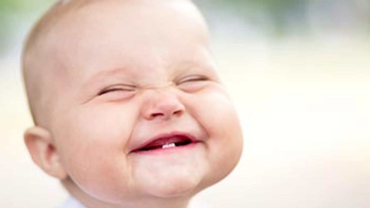 પેઢાને સાફ કરવું જરૂરી છે : બાળકને ખવડાવ્યા પછી પેઢાંને સાફ કરવા પડે છે. કેમ કે  ખોરાકના કણો પેઢાં પર ચોંટી જાય છે, જેનાથી બેક્ટેરિયા ઉત્પન્ન થાય છે અને તે ચેપનું કારણ બને છે. સવારે ઉઠ્યા પછી અને રાત્રે સૂતા પહેલા સ્વચ્છ નરમ કપડાંને ભીનું કરીને હળવા હાથે પેઢાંને સાફ કરવા જોઈએ. (નોંધ : બાળકને દાંત બાબતે વધારે સમસ્યા હોય તો ડોક્ટરને અવશ્ય બતાવવું જોઈએ. ટીપ્સ ફોલો કરતા પહેલા નિષ્ણાંતોની સલાહ લેવી.)
