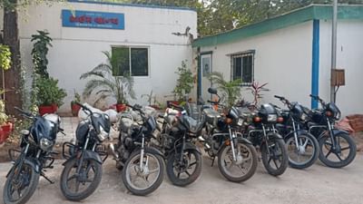 અમદાવાદ, ગાંધીનગર અને મહેસાણામાં બાઈક ચોરી કરતી કિશોર ગેંગ ઝડપાઈ, હિંમતનગર LCBએ 8 ગુના ઉકેલ્યા અમદાવાદ, ગાંધીનગર અને મહેસાણામાં બાઈક ચોરી કરતી કિશોર ગેંગ ઝડપાઈ, હિંમતનગર LCBએ 8 ગુના ઉકેલ્યા