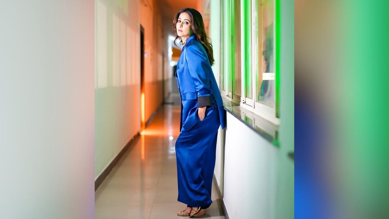 હિના ખાનનો આ પેન્ટ-સૂટ થોડો લૂઝ-ફિટિંગ છે, જે તેના પર એકદમ સ્ટાઈલિશ લાગે છે.  (Image: Instagram)