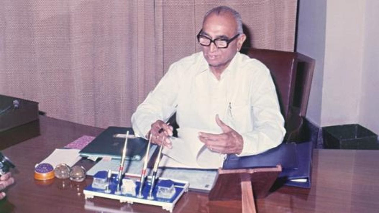 સૌથી ટૂંકું બજેટ ભાષણ આપવાનો રેકોર્ડ હિરુભાઈ એમ પટેલના નામે છે, તેમણે 1977માં માત્ર 800 શબ્દોનું બજેટ ભાષણ વાંચ્યું હતું. આટલું નાનું બજેટ ભાષણ અગાઉ ક્યારેય થયું નથી અને આજ સુધી થયું નથી.