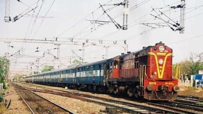 જો તમે પણ બિઝનેસ શરૂ કરવાનું વિચારી રહ્યા છો, તો હવે તમે રેલવેમાં જોડાઈને પૈસા કમાઈ શકો છો. રેલવે તમને દર મહિને લગભગ 80,000 રૂપિયા કમાવવાની તક આપી રહી છે. આ વ્યવસાય માટે, તમારે ફક્ત ઇન્ડિયન રેલ્વે કેટરિંગ એન્ડ ટુરિઝમ કોર્પોરેશન (IRCTC) ની વેબસાઇટ પર જવું પડશે અને એજન્ટ બનવા માટે અરજી કરવી પડશે. જેના દ્વારા તમે ઘરે બેસીને દર મહિને હજારો રૂપિયા કમાઈ શકો છો. આવો અમે તમને જણાવીએ કે તમે આ બિઝનેસ કેવી રીતે શરૂ કરી શકો છો.