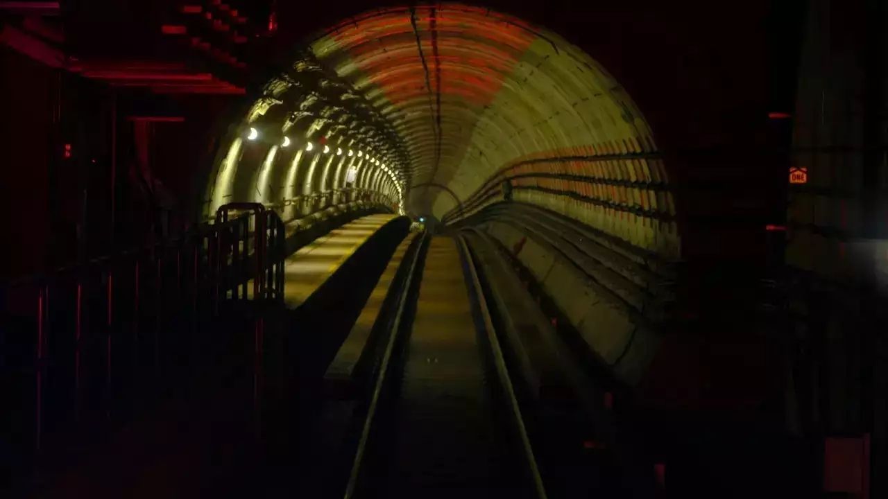 મેટ્રો અને આ ટનલ વચ્ચેનો તફાવત શું છે તેવા પણ પ્રશ્નો કેટલાક લોકોને થતાં હશે.ત્યારે જાણવાનું રહ્યું કે, દેશના ઘણા શહેરોમાં અંડરગ્રાઉન્ડ મેટ્રો ચાલી રહી છે, તેના માટે ટનલ પણ બનાવવામાં આવી હતી, પરંતુ પાણીની નીચે એક પણ ટનલ બનાવવામાં આવી નથી. કોલકાતામાં હુબલીની નીચે એક ટનલ હોવા છતાં તે માત્ર 520 મીટર લાંબી છે. દરિયાની નીચે આ પ્રકારનું બાંધકામ થયું નથી. તેથી આ ટનલ મેટ્રોથી અલગ છે.