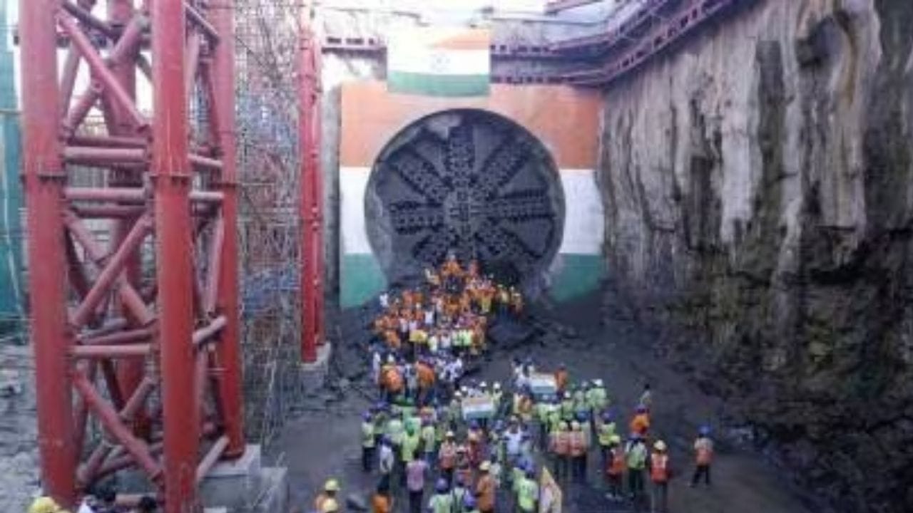 મુંબઈ અને અમદાવાદ વચ્ચેની બુલેટ ટ્રેન મુંબઈના બાંદ્રા-કુર્લા કોમ્પ્લેક્સથી શરૂ થશે. અહીં આખું સ્ટેશન અને ટ્રેક બંને અંડરગ્રાઉન્ડ હશે. અહીંથી એક ટનલ બનાવવામાં આવશે જે દરિયાની નીચેથી પસાર થશે. આ ટનલનું નિર્માણ પોતાનામાં એક પડકાર છે, કારણ કે સાત કિલોમીટર દરિયાની નીચેથી પસાર થશે. હવે તેના બાંધકામની કામગીરી શરૂ કરવાનો સમય નક્કી કરવામાં આવ્યો છે. રેલ્વે મંત્રાલયના અધિકારીના જણાવ્યા અનુસાર લોકસભા ચૂંટણી પહેલા આ કામ શરૂ થઈ જશે. આમ, માર્ચ 2024થી ટનલ માટે ખોદકામ શરૂ થાય તેવી શક્યતા છે. આ માટે ટેન્ડરો પણ મંગાવી દેવામાં આવ્યા છે.