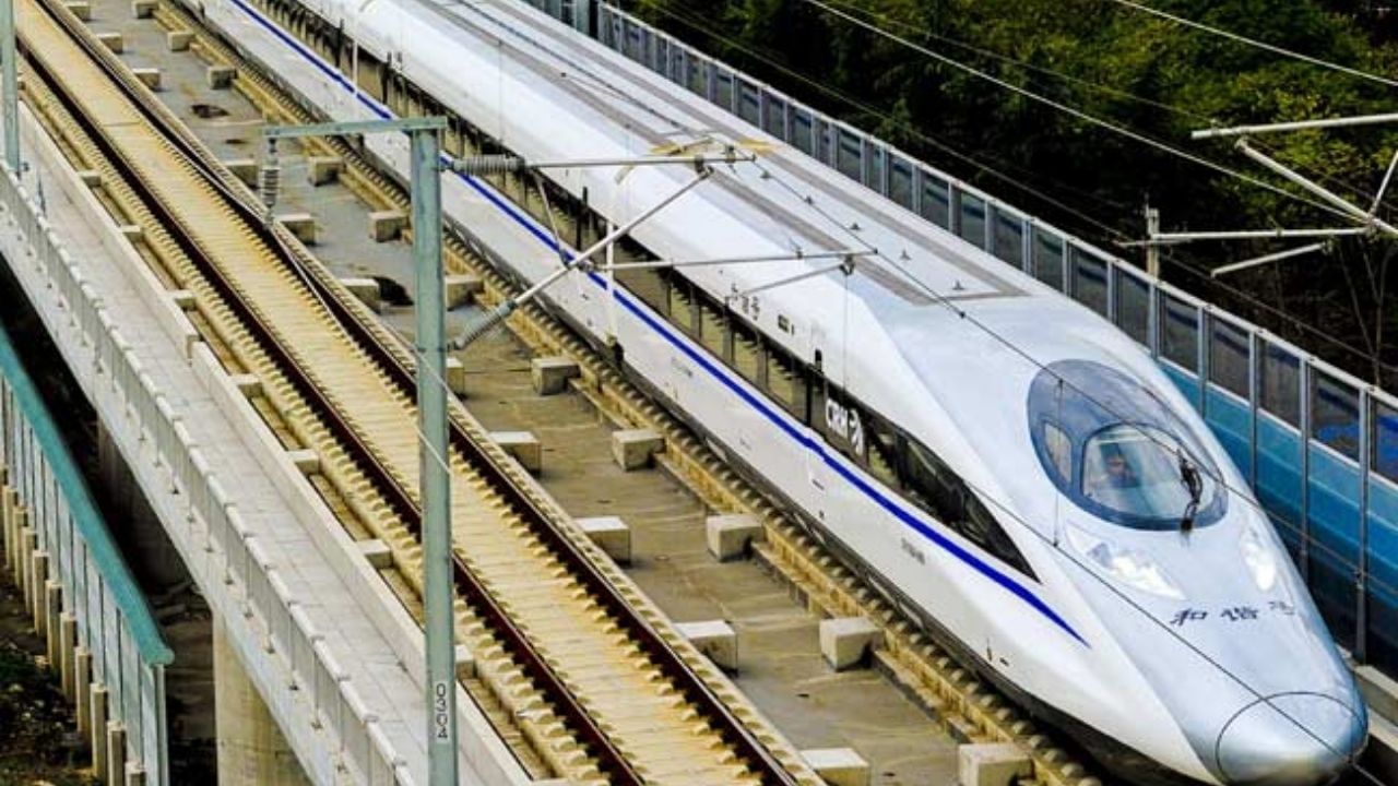 આ ટનલ બનાવવા ખાસ ટેક્નોલોજીનો ઉપયોગ કરવામાં આવશે. ટનલ બોરિંગ મશીન (TBM) અને ન્યૂ ઑસ્ટ્રિયન ટનલિંગ મેથડ (NATM)નો ઉપયોગ મુંબઈ-અમદાવાદ હાઈ સ્પીડ રેલ કોરિડોર માટે ટનલ બાંધકામમાં કરવામાં આવશે. વિદેશોમાં આ ટેક્નોલોજી સફળ છે.