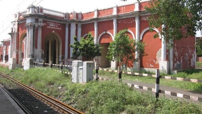 ભારતમાં ટ્રેનો 16 એપ્રિલ 1853ના રોજ શરૂ કરવામાં આવી હતી. દેશની પ્રથમ ટ્રેન મુંબઈના બોરી બંદરથી થાણે સુધી દોડાવવામાં આવી હતી. આ માર્ગની લંબાઈ 34 કિલોમીટર હતી. આ રીતે, ભારતમાં ટ્રેનો દોડ્યાને લગભગ 170 વર્ષ થઈ ગયા છે. ભારતીય રેલ્વેના ઇતિહાસમાં ઘણી રસપ્રદ માહિતી છે.