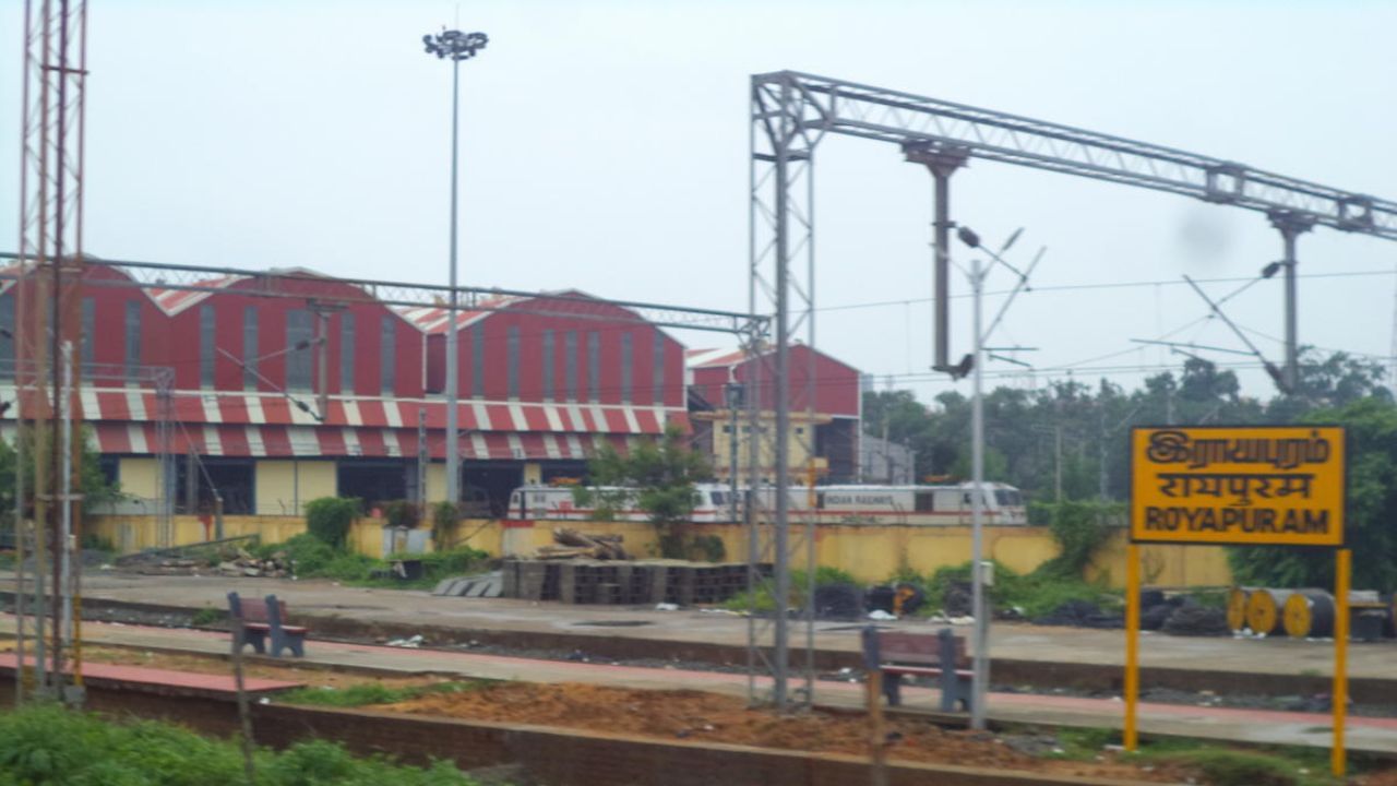 તમને જાણીને નવાઈ લાગશે કે 166 વર્ષ પહેલા બનેલું રેલવે સ્ટેશન હજુ પણ સંપૂર્ણ રીતે કાર્યરત હાલતમાં છે. તમિલનાડુની રાજધાની ચેન્નાઈનું રોયાપુરમ રેલ્વે સ્ટેશન, ભારતીય રેલ્વેનું સૌથી જૂનું રેલ્વે સ્ટેશન છે. તે 1856 માં બાંધવામાં આવ્યું હતું. આ રેલ્વે સ્ટેશન ભારતીય ઉપખંડનું સૌથી જૂનું રેલ્વે સ્ટેશન છે જે હજુ પણ કાર્યરત છે.