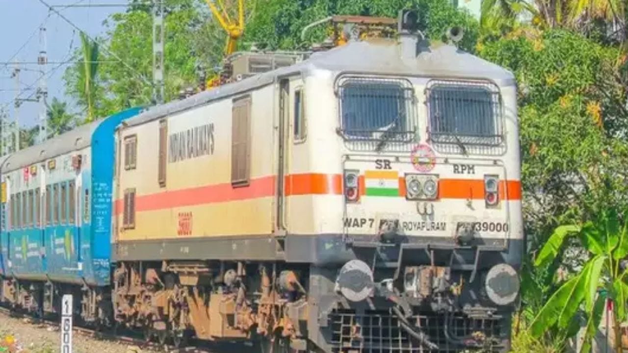 પહેલી ટ્રેન 1 જુલાઈ, 1856ના રોજ રોયાપુરમ રેલવે સ્ટેશનથી ચાલી હતી. પ્રથમ પેસેન્જર ટ્રેન રોયાપુરમથી વાલજાહ સુધી ચાલી હતી. ટ્રેને બંને સ્ટેશનો વચ્ચે 97 કિલોમીટરનું અંતર કાપ્યું હતું. સિમ્પસન એન્ડ કંપની દ્વારા બનાવવામાં આવેલી પ્રથમ ટ્રેનમાં ગવર્નર લોર્ડ હેરિસ અને 300 યુરોપિયનોએ મુસાફરી કરી હતી. તે જ દિવસે રોયાપુરમથી તિરુવલ્લુર સુધી બીજી ટ્રેન દોડાવવામાં આવી હતી.