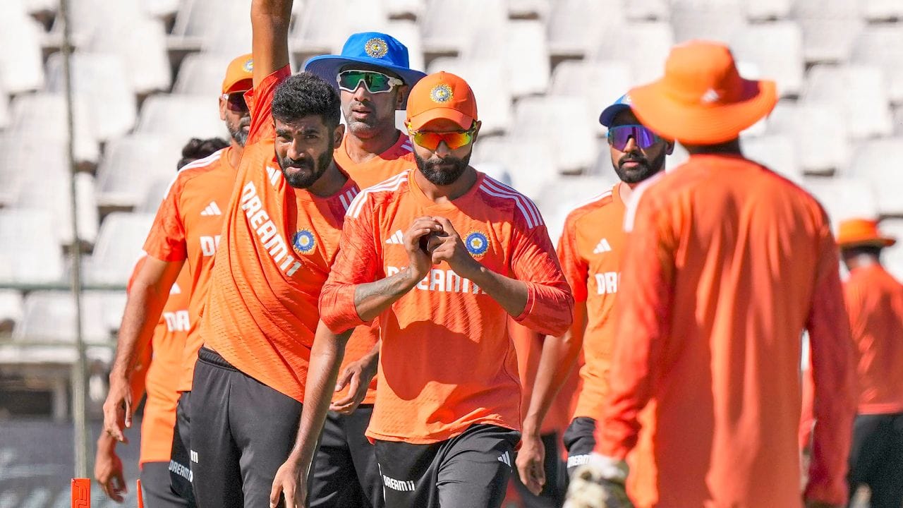 ટેસ્ટ મેચના પહેલા જ દિવસે પત્તાની જેમ 23 વિકેટ પડી હતી,જસપ્રીત બુમરાહે બીજા દાવમાં પોતાની પાંચ વિકેટ પૂરી કરી હતી. તેણે કેશવ મહારાજને આઉટ કરીને સાઉથ આફ્રિકાને સાતમો ઝટકો આપ્યો હતો. મહારાજ ચાર બોલમાં ત્રણ રન બનાવીને યશસ્વી જયસ્વાલના હાથે કેચ આઉટ થયો હતો.