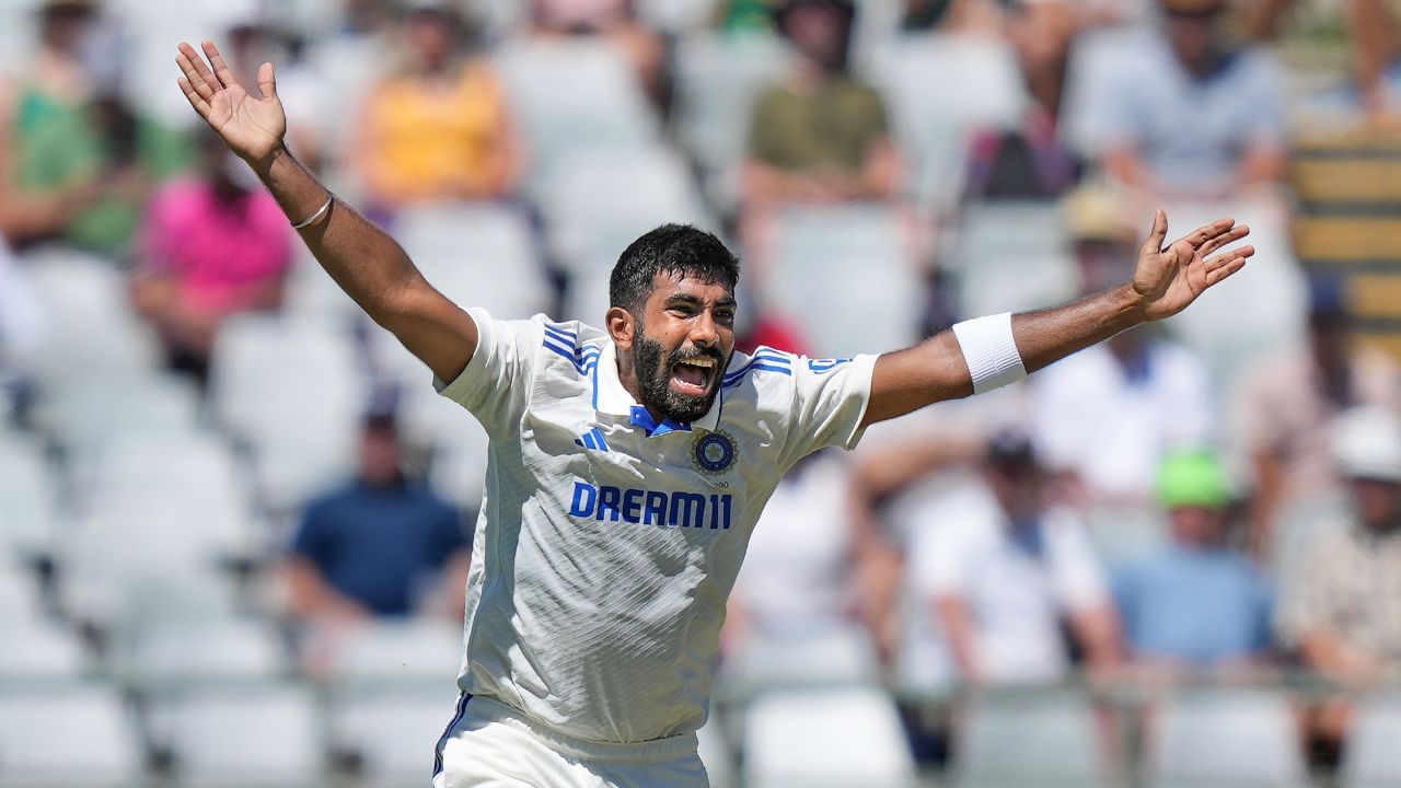  બીજા દિવસની બીજી વિકેટ પણ જસપ્રિત બુમરાહે લીધી હતી. સાઉથ આફ્રિકા માટે આ પાંચમો ઝટકો હતો. બુમરાહે 22મી ઓવરના પહેલા બોલ પર વેરિયનને મોહમ્મદ સિરાજના હાથે કેચ કરાવ્યો હતો.