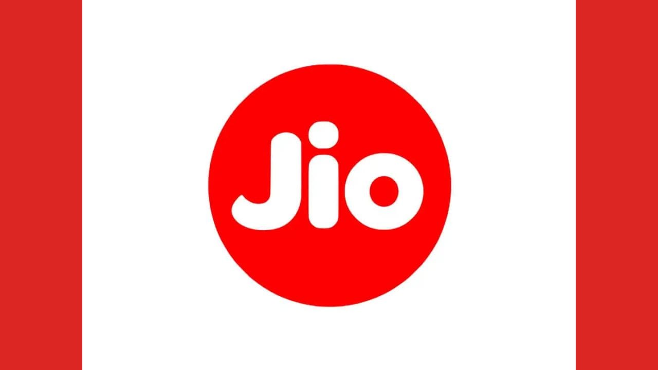 બ્રોકરેજ કંપની BofA એ મુકેશ અંબાણીના જિયો પ્લેટફોર્મનું મૂલ્ય $107 બિલિયન હોવાનો અંદાજ મૂક્યો છે. BofA એ એક નોટમાં જણાવ્યું હતું કે, તે અપેક્ષા રાખે છે કે જિઓ પ્લેટફોર્મ્સ આ વર્ષે તેના અપગ્રેડેડ ફીચર ફોન JioBharat અને વાયરલેસ બ્રોડબેન્ડ JioAirFiber સાથે ગ્રાહકોને ઉમેરવાનું ચાલુ રાખશે.