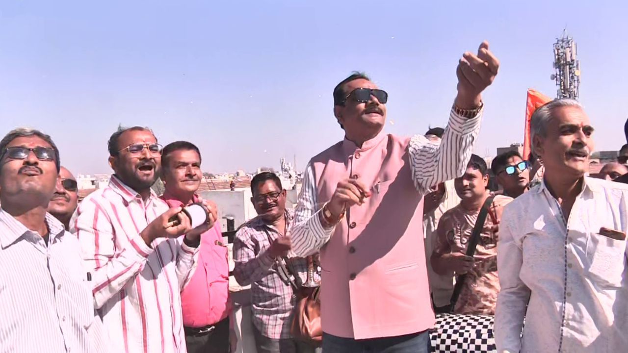 ઉત્તરાયણ પર્વને લઇને રાજ્યભરમાં ઉત્સાહ ત્યારે ભાવનગરના ધારાસભ્ય અને પૂર્વ શિક્ષણમંત્રી જીતુ વાઘાણી એ પોતાના મત વિસ્તારમાં મેયર, ડેપ્યુટી મેયર અને કાર્યકરો સાથે પતંગ ઉડાડીને ઉજવણી કરી હતી.