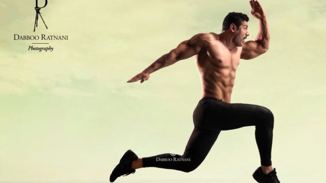 જોન અબ્રાહમનો જન્મ 17 ડિસેમ્બર 1972ના રોજ મુંબઈમાં થયો હતો. તેમની ઉંમર 51 વર્ષની છે. તેમના પિતા અબ્રાહમ જોન મલયાલી ખ્રિસ્તી છે જેઓ કેરળના છે અને તેમની માતા ફિરોઝા ઈરાની એક પારસી છે જે ગુજરાતની છે. તેના ઘણા સંબંધીઓ હજુ પણ ગુજરાતમાં રહે છે.