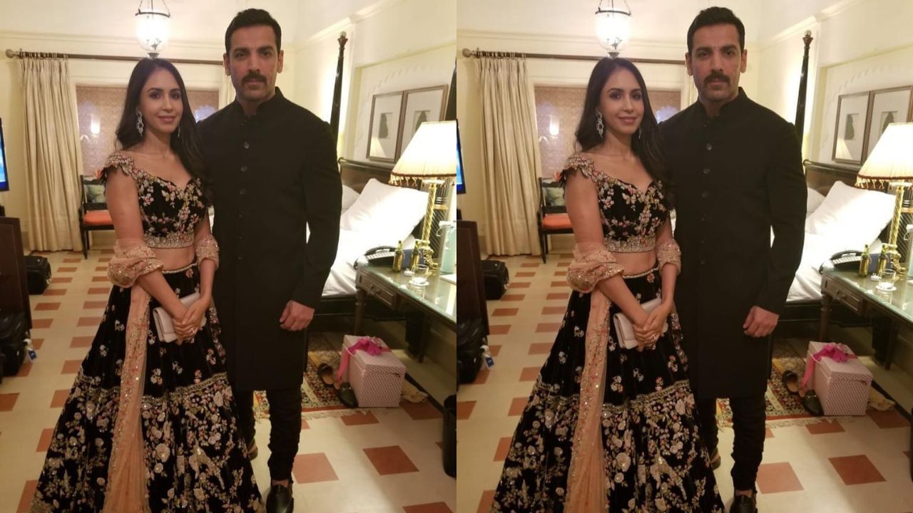 પ્રિયા રુંચલ એનઆરઆઈ નાણાકીય વિશ્લેષક અને રોકાણ બેંકર છે. એક ઈન્ટરવ્યુમાં જ્હોને તેની પત્ની વિશે જણાવ્યું હતું કે પ્રિયાએ લંડન બિઝનેસ સ્કૂલમાંથી બિઝનેસનો અભ્યાસ પૂરો કર્યો છે. જ્હોને એમ પણ કહ્યું હતું કે તેની પત્ની પ્રિયાને લાઈમલાઈટમાં રહેવું બિલકુલ પસંદ નથી, 