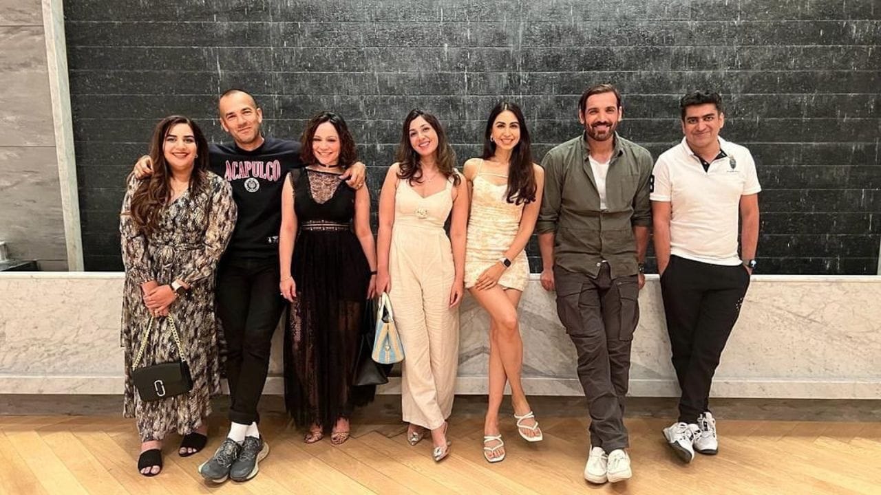 અબ્રાહમનું પારસી નામ "ફરહાન" છે, જોન અબ્રાહમને એક નાનો ભાઈ છે જેનું નામ એલન અબ્રાહમ છે. અબ્રાહમ મુંબઈમાં મોટો થયો હતો અને તેણે મુંબઈની બોમ્બે સ્કોટિશ સ્કૂલમાં અભ્યાસ કર્યો હતો. તેણે મુંબઈ યુનિવર્સિટીની જય હિંદ કોલેજમાં અભ્યાસ કર્યો અને પછી NMIMS, મુંબઈમાંથી MBAની ડિગ્રી મેળવી છે.