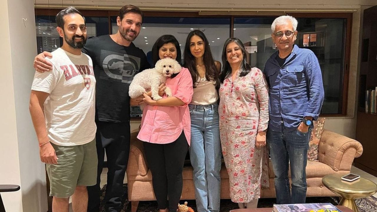 બોલિવૂડ એક્ટર જોન અબ્રાહમે મુંબઈમાં નવો બંગલો ખરીદ્યો છે. અભિનેતાએ આ માટે મોટી રકમ ચૂકવી છે જ્હોન અબ્રાહમે મુંબઈમાં એક બંગલાની ડીલ ફાઈનલ કરી છે. તેણે 75 કરોડ રૂપિયામાં નવી પ્રોપર્ટી ખરીદી છે.