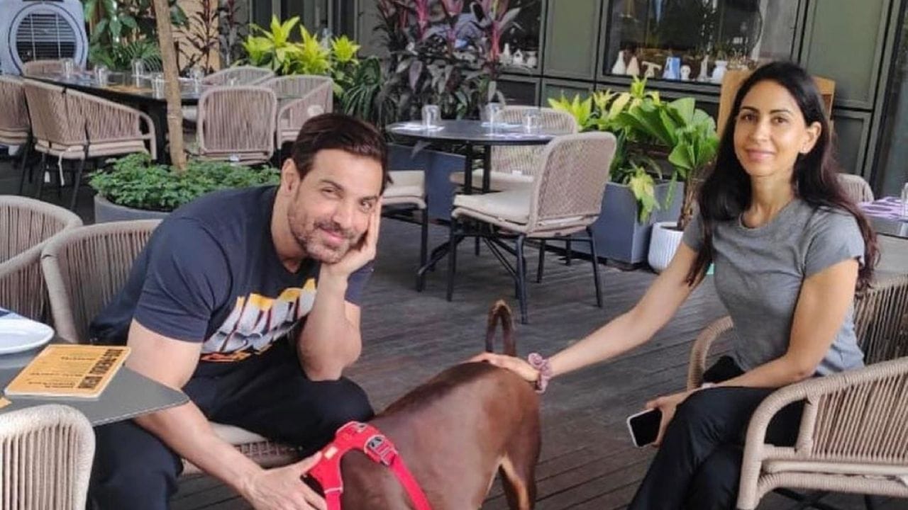 બોલીવુડના હેન્ડસમ હંક જ્હોન અબ્રાહમ માટે લાખો છોકરીઓ ફિદા છે. તેમની પર્સનાલિટી લોકોને દિવાના બનાવે છે, પરંતુ અભિનેતાએ 2014માં મહિલા ચાહકોના દિલ તોડી નાખ્યા હતા જ્યારે તેણે ગર્લફ્રેન્ડ પ્રિયા રૂંચલ સાથે લગ્ન કર્યા.