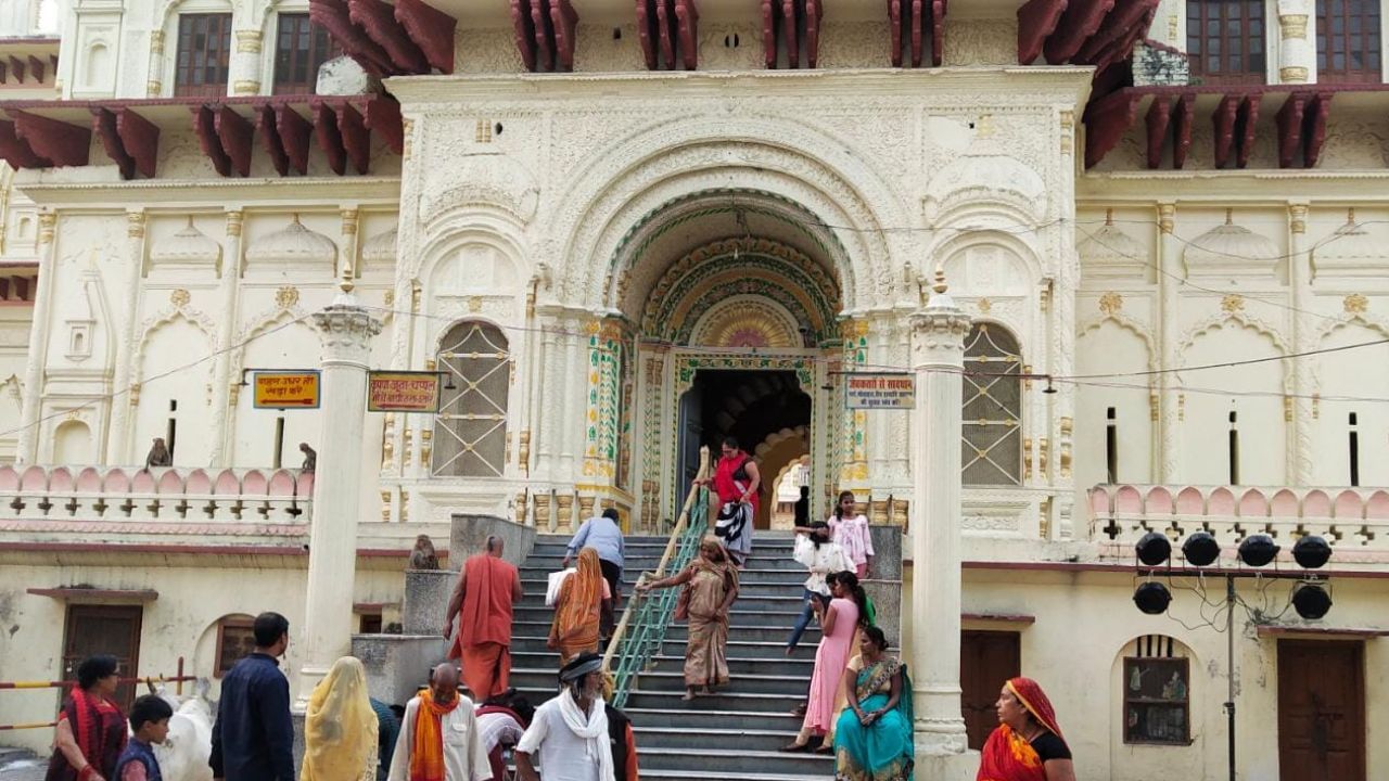 રાણી કૈકેયીએ રાજા દશરથ સાથે તેના સ્વપ્નની વાત કરી અને તેમને  મહેલ બનાવવા વિનંતી કરી. રાજા દશરથની વિનંતી પર, કનક ભવનનું નિર્માણ દેવતાઓના આર્કિટેક્ટ વિશ્વકર્માજીની દેખરેખ હેઠળ કરવામાં આવ્યું હતું. એવું માનવામાં આવે છે કે આજે પણ ભગવાન શ્રી રામ માતા સીતા સાથે કનક ભવનમાં જાય છે. જ્યારે જનક નંદની વૈદેહી માતા સીતા ભગવાન રામ સાથે લગ્ન કરીને અયોધ્યા આવ્યા ત્યારે કૈકેયી તેમને જોઈને ખૂબ જ ખુશ થઈ અને તેમની સુંદરતા અને મનમોહક સૌંદર્યથી મંત્રમુગ્ધ થઈ ગઈ. પછી, તેણીનો સ્નેહ વ્યક્ત કરવા, કૈકેયીએ નવપરિણીત દેવી સીતાને કનક ભવન ભેટમાં આપ્યું.