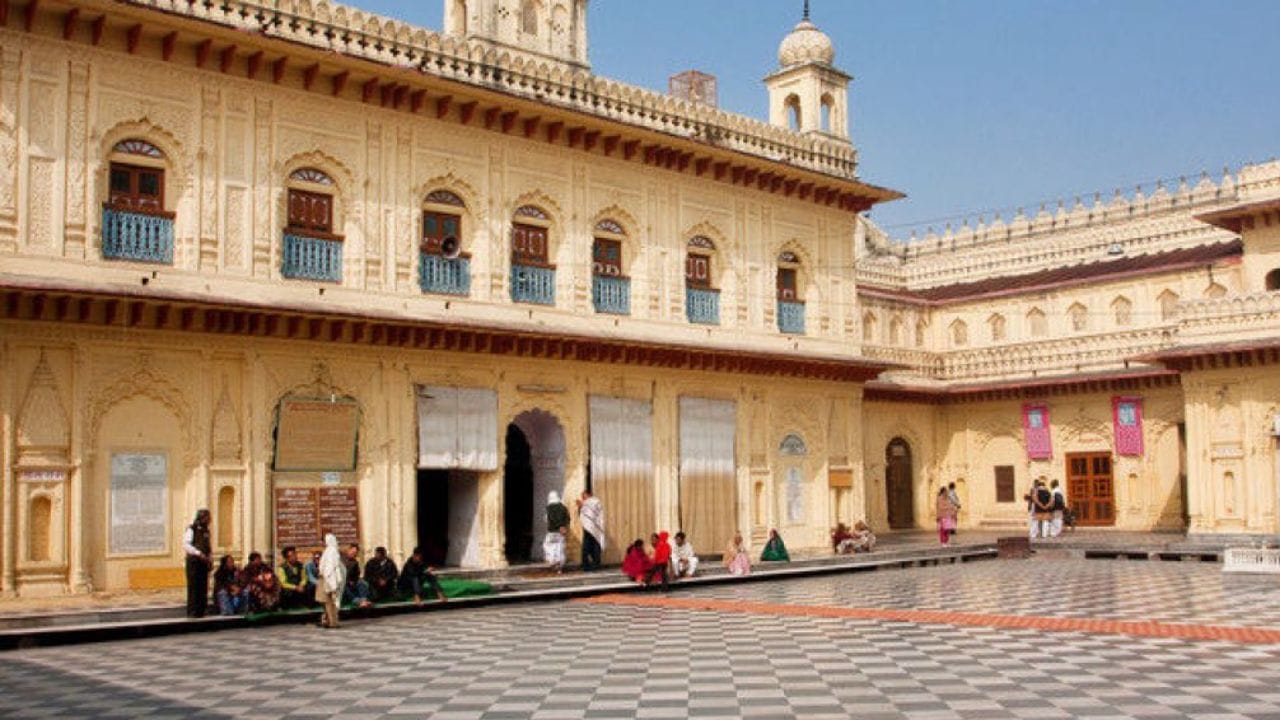 કનક ભવનમાં માત્ર હનુમાનને જ મંજૂરી હતી- તમે ઘણીવાર ઘણા મંદિરોમાં જોયું હશે કે જ્યાં પણ માતા સીતા અને શ્રી રામ બિરાજમાન હોય છે ત્યાં હનુમાનજી પણ તેમની સાથે રહે છે, પરંતુ આ મંદિરના ગર્ભગૃહમાં હનુમાનજી ભગવાન શ્રી રામ અને માતા સીતા સાથે હાજર નથી. એવું માનવામાં આવે છે કે ભગવાન શ્રી રામ સિવાય, અન્ય કોઈ માણસને કનક ભવનમાં પ્રવેશવાની મંજૂરી નહોતી, પરંતુ રામના પ્રિય ભક્ત હનુમાનજીને મહેલના આંગણામાં રહેવાની મંજૂરી આપવામાં આવી હતી, કારણ કે હનુમાનજી શ્રી રામના પ્રિય સેવક હતા.