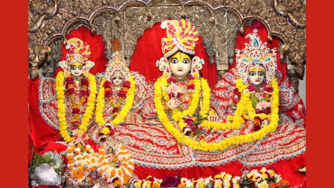 તમે ઘણીવાર ઘણા મંદિરોમાં જોયું હશે કે જ્યાં પણ માતા સીતા અને શ્રી રામ બિરાજમાન હોય છે ત્યાં હનુમાનજી પણ તેમની સાથે રહે છે, પરંતુ આ મંદિરના ગર્ભગૃહમાં હનુમાનજી ભગવાન શ્રી રામ અને માતા સીતા સાથે હાજર નથી. એવું માનવામાં આવે છે કે ભગવાન શ્રી રામ સિવાય, અન્ય કોઈ માણસને કનક ભવનમાં પ્રવેશવાની મંજૂરી નહોતી, પરંતુ રામના પ્રિય ભક્ત હનુમાનજીને મહેલના આંગણામાં રહેવાની મંજૂરી આપવામાં આવી હતી, કારણ કે હનુમાનજી શ્રી રામના પ્રિય સેવક હતા.