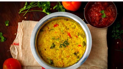 સમગ્ર ભારતમાં મકરસંક્રાંતિનો તહેવાર ખૂબ જ ધામધૂમથી ઉજવવામાં આવે છે. ઉત્તરથી દક્ષિણ અને પૂર્વથી પશ્ચિમ સુધી - લોકો આ તહેવારને ઉત્સાહ અને આશા સાથે ઉજવે છે. જો કે દેશના અલગ-અલગ રાજ્યોમાં તેને અલગ-અલગ નામથી બોલાવવામાં આવે છે.ભારતના મોટાભાગના રાજ્યોમાં લોકો પોતાના ઘરે ખીચડી બનાવે છે. જણાવી દઈએ કે મકરસંક્રાંતિ પર ખીચડી બનાવવાની પરંપરા ઘણી જૂની છે.