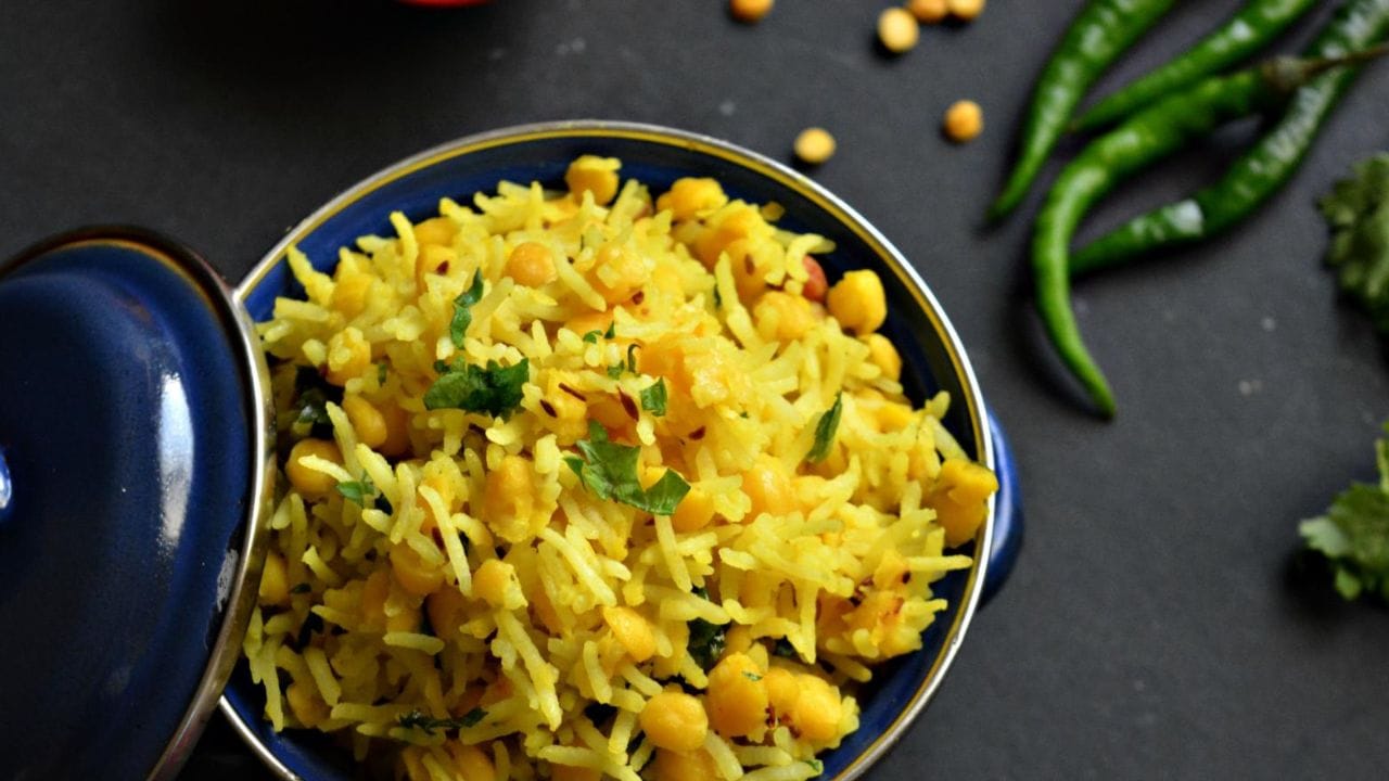 કદાચ તમને જાણીને નવાઈ લાગશે કે 14મી સદીમાં મોરોક્કન પ્રવાસી ઈબ્નબતૂતાએ પણ ખીચડીનો ઉલ્લેખ કર્યો છે.15મી સદીના રશિયન પ્રવાસી એથેનાસિયસ નિકિતિએ પણ તેના વિશે જણાવ્યું છે.તમને જણાવી દઈએ કે મુગલ કાળ દરમિયાન ખીચડી વધુ લોકપ્રિય બની હતી. આવો આજે અમે તમને ખીચડીના ઈતિહાસ વિશે જણાવીએ.