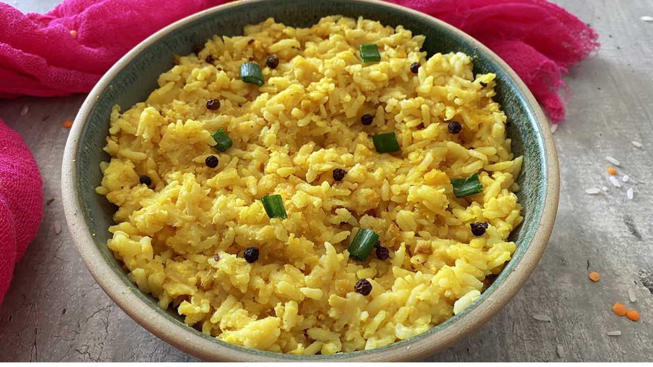 શું છે ખીચડીનો ઈતિહાસ- એવું માનવામાં આવે છે કે ખીચડીનો ઈતિહાસ લગભગ 2000 વર્ષ જૂનો છે. એવું માનવામાં આવે છે કે ભારતમાં છેલ્લા બે હજાર વર્ષથી ખિચડી ખાવામાં આવે છે. તે સમય દરમિયાન, ભારત મુઘલોનું શાસન હતું, જેના કારણે ઉપમહાદ્વીપમાં ખીચડીનું મહત્વ વધ્યું હતું. એવું પણ માનવામાં આવે છે કે 1200 બીસીમાં પણ ખિચડી ખાવામાં આવતી હતી. આ હકીકતના પુરાતત્વીય પુરાવા પણ મળી આવ્યા છે.