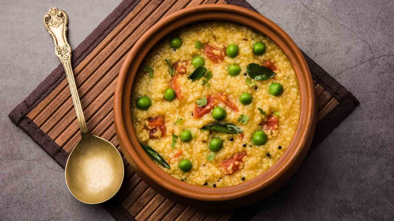 ખાદ્ય ઇતિહાસકારો શું કહે છે?- કેટલાક ખાદ્ય ઈતિહાસકારો એવો પણ દાવો કરે છે કે ખીચડી પહેલાથી જ ભારતીય ઉપખંડના ભોજનનો એક ભાગ હતી. ભાત અને દાળને અલગ-અલગ રાંધવાની અને ખાવાની પ્રક્રિયા લાંબા સમય પછી શરૂ થઈ. એટલું જ નહીં મહાભારતમાં ખીચડીનો ઉલ્લેખ છે. કેટલાક વિદ્વાનો અનુસાર, દ્રૌપદીએ ખીચડી તૈયાર કરીને પાંડવોને તેમના વનવાસ દરમિયાન ખવડાવી હતી.