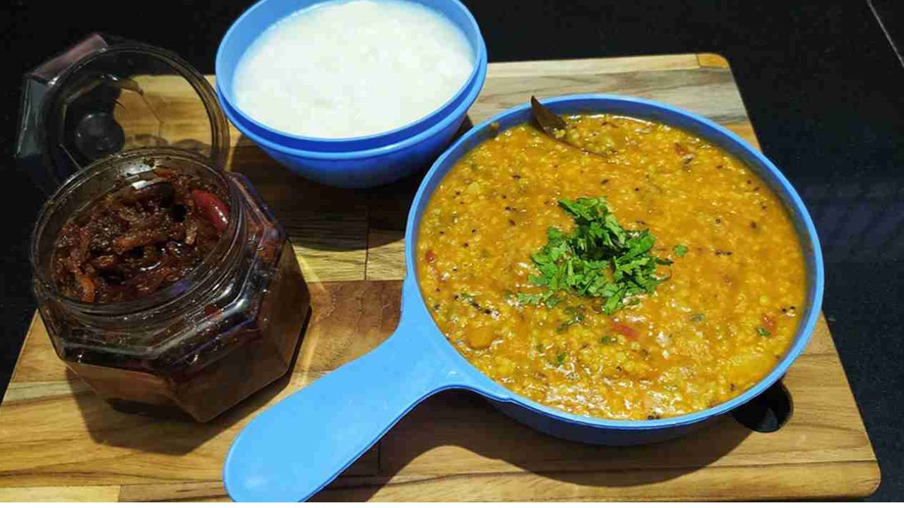 અકબરને પણ પસંદ હતી ખીચડી- સમય ગમે તે હોય ખીચડી હંમેશા ટ્રેન્ડમા રહી. મુઘલ બાદશાહ અકબરને પણ ખીચડી ખૂબ પસંદ હતી. બીરબલની ખીચડીની વાર્તા આપણે બધાએ સાંભળી હશે. અકબરના નવરત્નોમાંથી એક અબુલ ફઝલ દરરોજ 1200 કિલો ખીચડી બનાવતો હતો. જો કે, ખીચડીનો સ્વાદ જેટલો સ્વાદિષ્ટ હોય છે તેટલા સ્વાસ્થ્ય લાભો પણ છે.