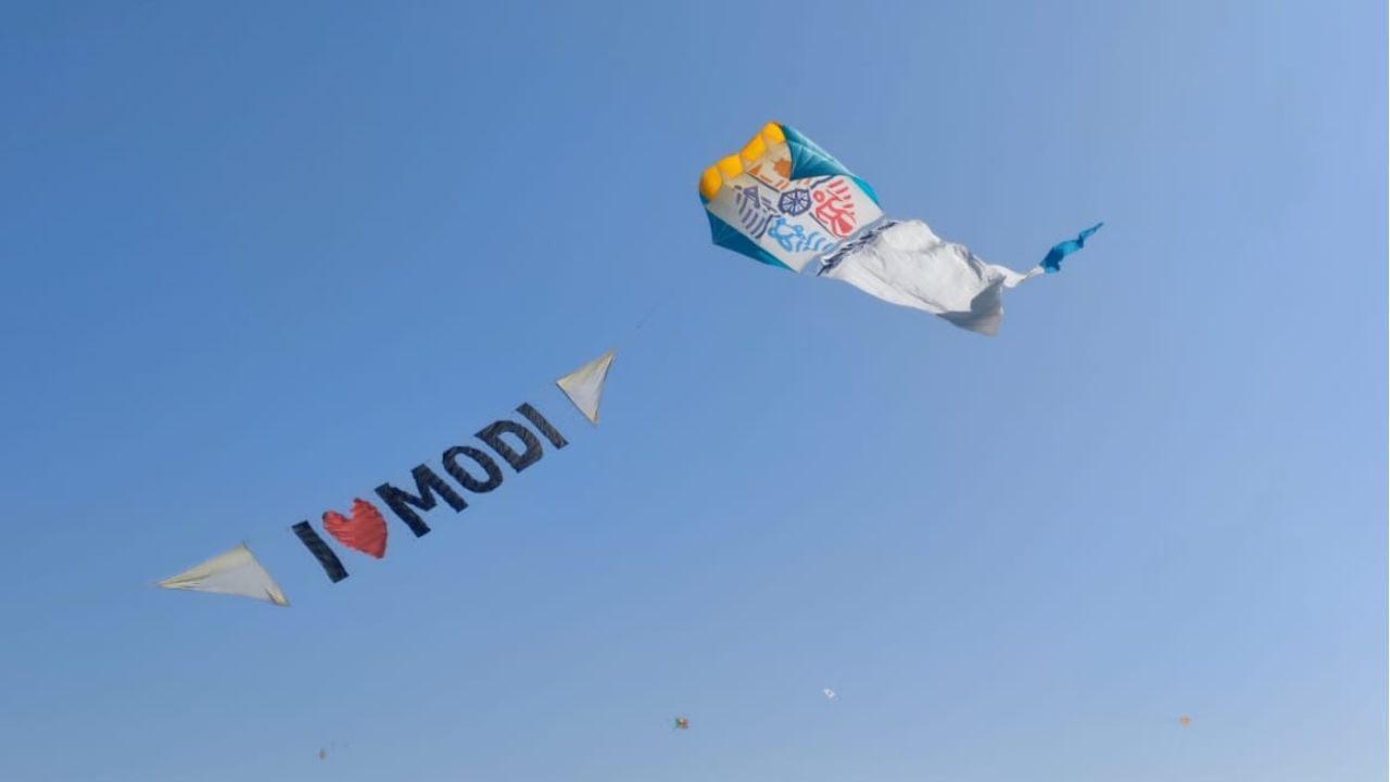 અલગ અલગ આકાર અને કદ સહિત રંગબેરંગી પતંગોએ આકાશમાં સુંદર નજારો સર્જ્યો હતો. જેને જોઈને નડાબેટના પ્રવાસીઓને પણ અદ્ભૂત નજારો જોવાનો આનંદ પ્રાપ્ત થયાનો અહેસાસ થયો હતો. પતંગબાજોએ I Love Modi ના લખાણ સાથે બોર્ડર પર પતંગ આકાશમાં ચગાવ્યો હતો.