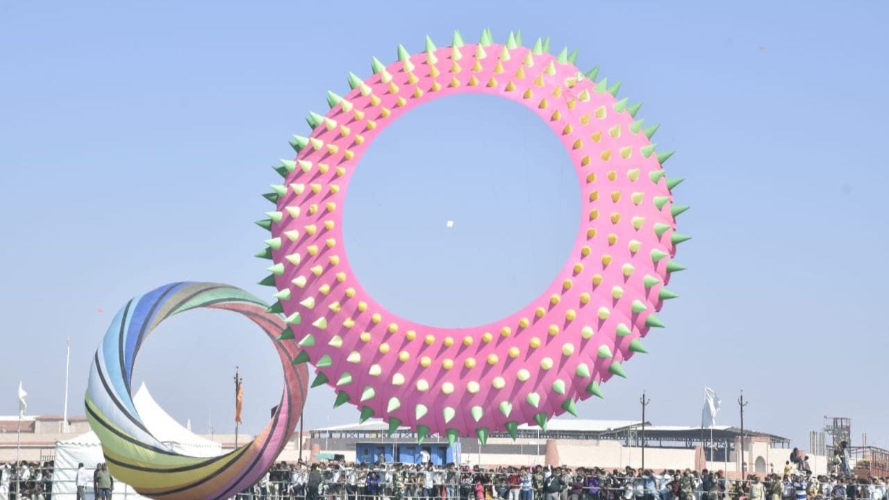 બનાસકાંઠામાં આવેલ નડાબેટ ખાતે કરાયેલા પતંગોત્સવના આયોજનમાં દેશ વિદેશના પતંગબાજોએ હિસ્સો લીધો હતા. જેમાં 16 દેશના 42 જેટલા પતંગબાજ નડાબેટ પહોંચ્યા હતા. જ્યારે 5 રાજ્યના 22 પતંગબાજ પહોંચ્યા હતા.