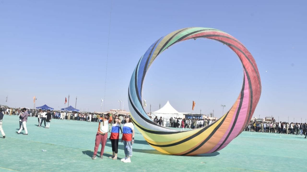 ગુજરાત સહિતના ભારતના પાંચ રાજ્યોમાંથી પતંગબાજ પણ નડાબેટ પહોંચ્યા હતા. જેમાં ઉત્તર પ્રદેશ, કેરળ, ઓરિસ્સા, તેલંગાણા સહિતના રાજ્યથી પતંગ રસિયાઓએ હિસ્સો લીધો હતો.