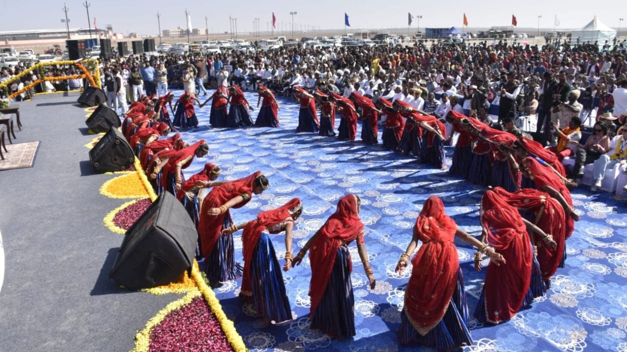 દેશ વિદેશથી ઉપસ્થિત રહેલા પતંગ રસિયાઓ અને નડાબેટના પ્રવાસીઓનું પરંપરાગત સ્થાનિક સંસ્કૃતિ મુજબ સ્વાગત કરવામાં આવ્યુ હતુ.