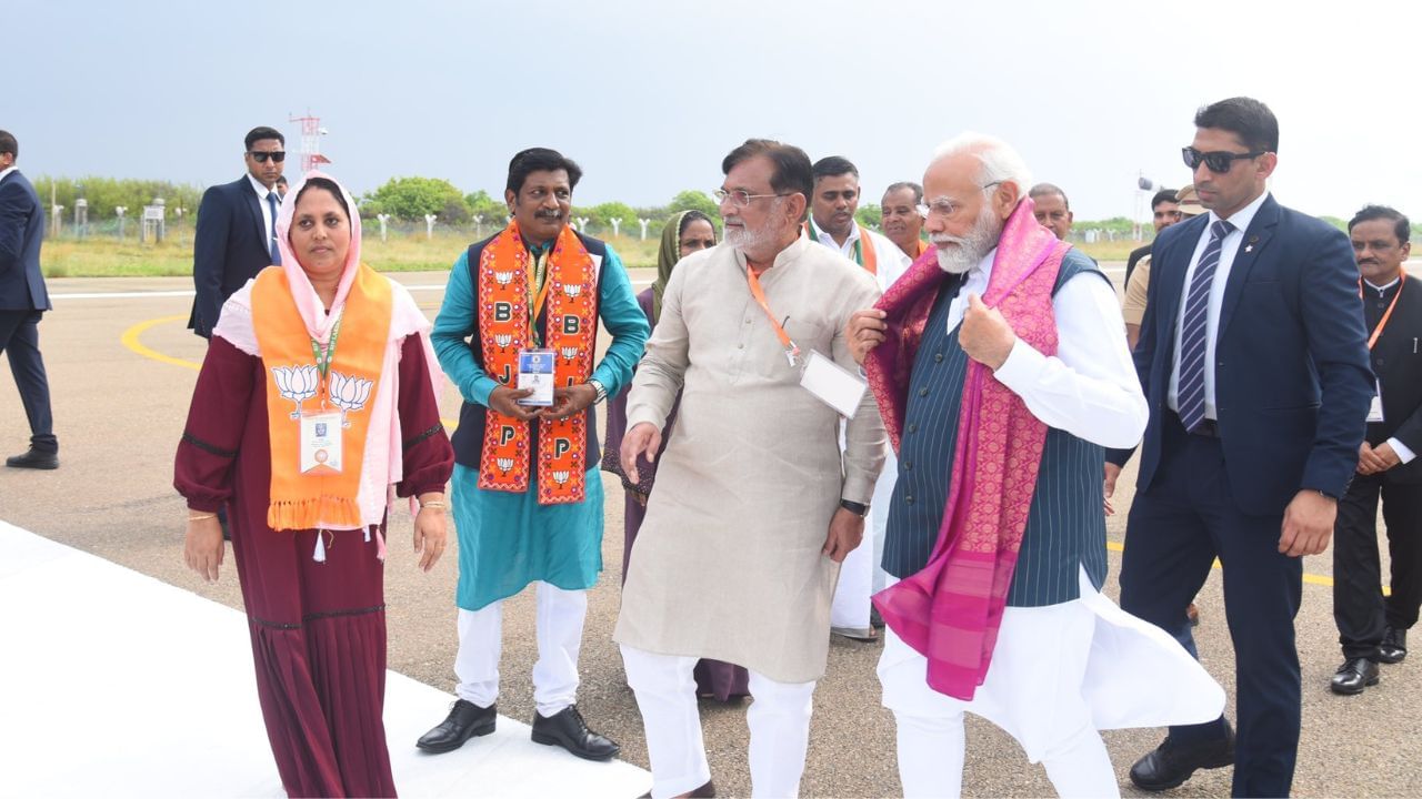 પીએમ મોદીએ લક્ષદ્વીપ પ્રવાસ દરમિયાન કહ્યુ હતુ કે, જે લોકો રોમાંચકારી અનુભવ લેવા ઈચ્છે છે, લક્ષદ્વીપ તેમની યાદીમાં જરુર હોવુ જોઈએ. પીએમ મોદીએ ભારતીય પ્રવાસીઓને લક્ષદ્વીપની મુલાકાત લેવા માટે અપીલ કરી હતી. લક્ષદ્વીપના પર્યટનક્ષેત્રનો વિકાસ કરવાનું સફળ અભિયાન એક ગુજરાતીએ હાથ ધર્યુ છે. લક્ષદ્વીપના પ્રશાસક તરીકે ગુજરાતના પૂર્વ ગૃહરાજ્ય પ્રધાન પ્રફુલ પટેલ પદ સંભાળે છે. જેઓ સાબરકાંઠાના હિંમતનગરના છે.