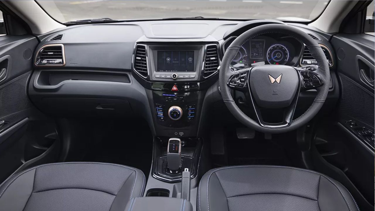 કારમાં શાનદાર ઇન્ટિરિયર છે. જેમાં 26.04 cm ઇન્ફોટેનમેન્ટ સિસ્ટમ અને 26.04 cm ડિજિટલ ઇન્સ્ટ્રુમેન્ટ ક્લસ્ટર સાથે પ્રીમિયમ અને રિફાઇન્ડ ડ્યુઅલ ટોન ઇન્ટિરિયર્સ સાથે આધુનિક ડેશબોર્ડ છે.